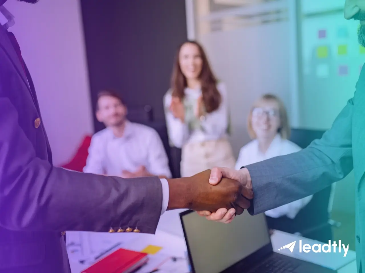 Reunión de negocios con un apretón de manos