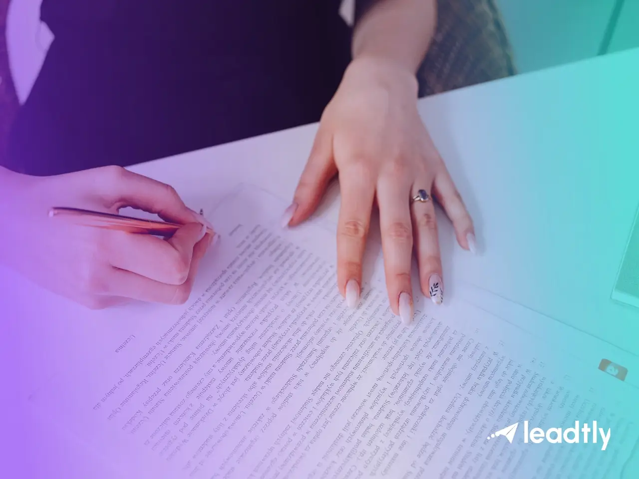 Persona firmando una propuesta comercial