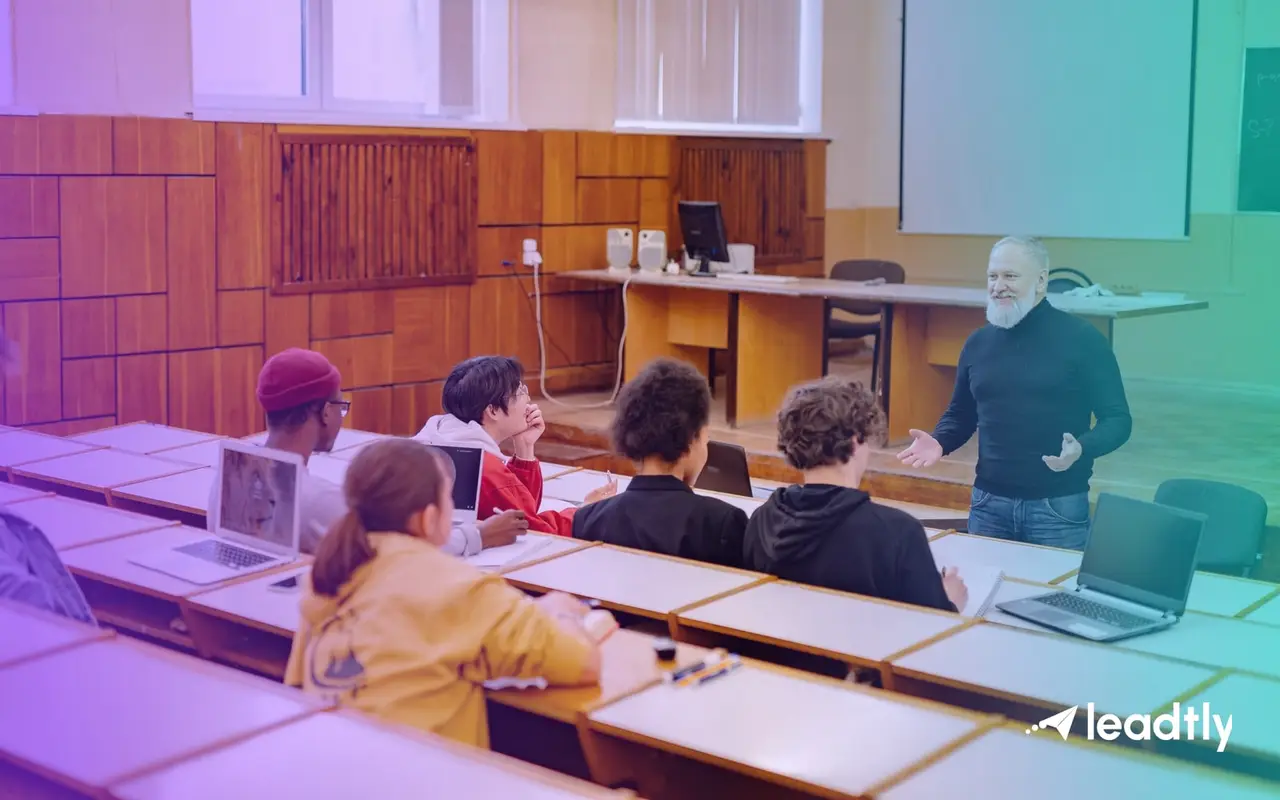 Estudiantes atienden una clase en un aula