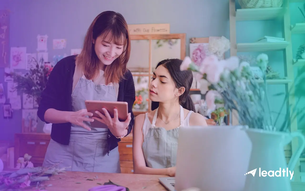 Dos personas revisan una tablet en un negocio