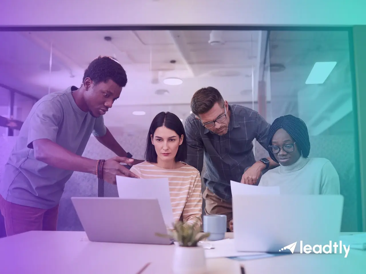 Equipo comercial revisando información en una laptop