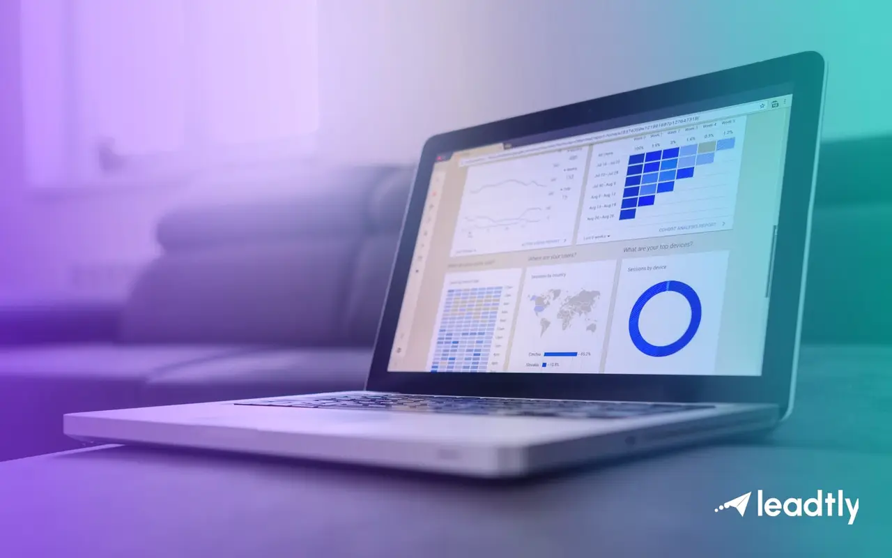 Una laptop muestra un tablero con gráficos e indicadores