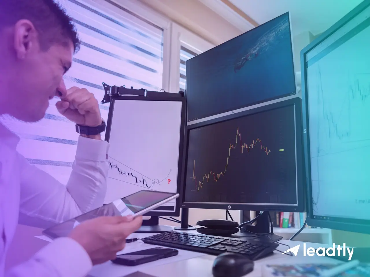 Analista revisando gráficos en varios monitores