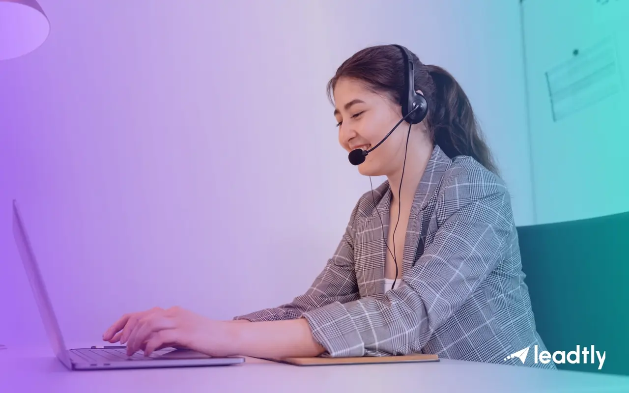 Una asesora con auriculares escribe en su laptop