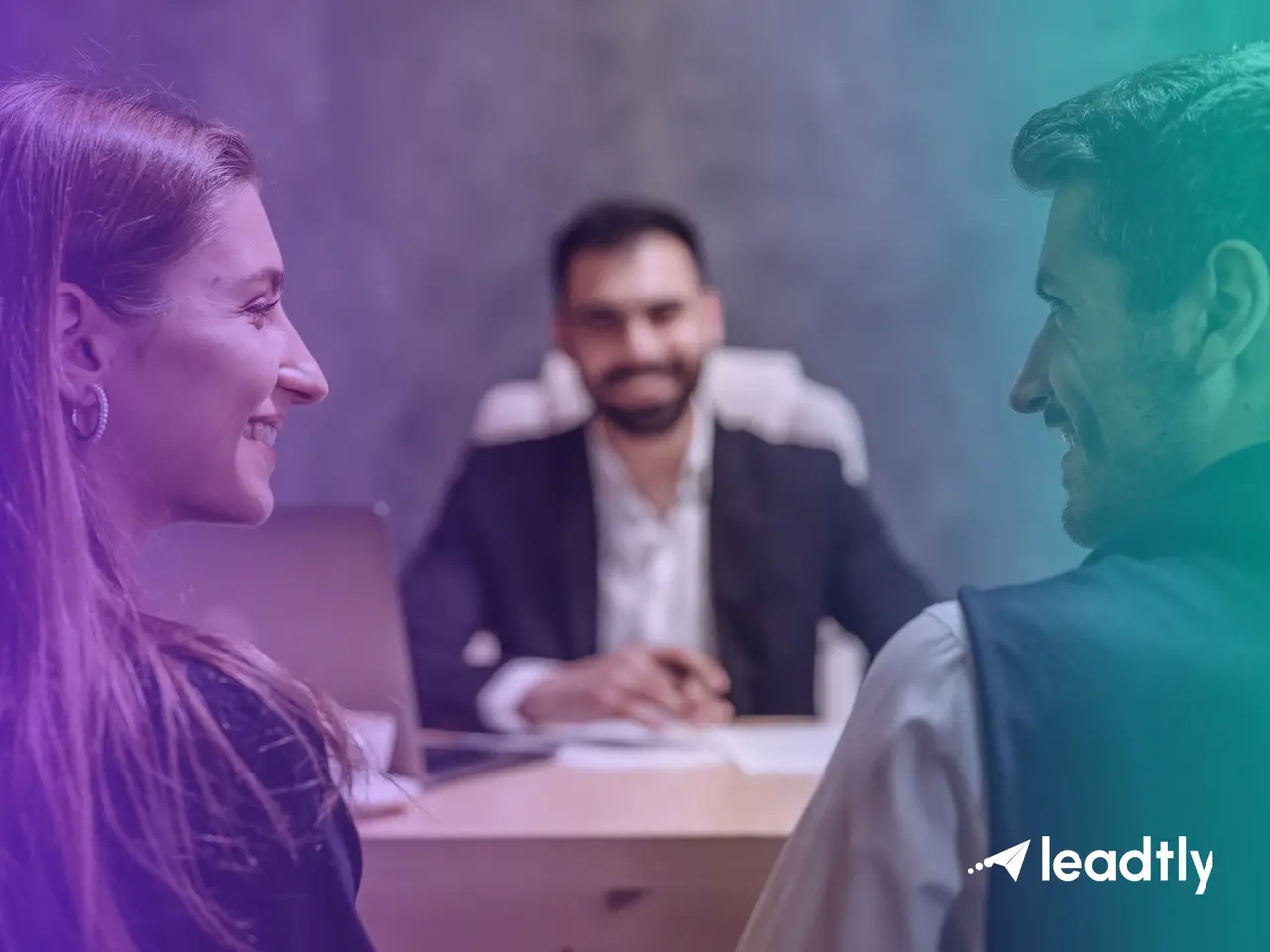 Consultor reunido con un cliente