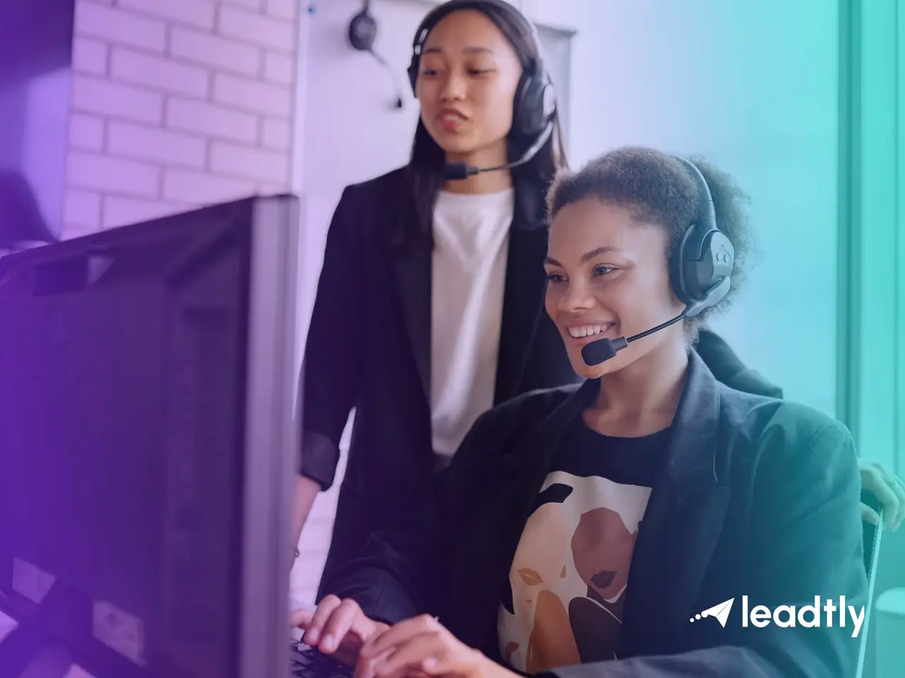 Equipo de soporte atendiendo con auriculares
