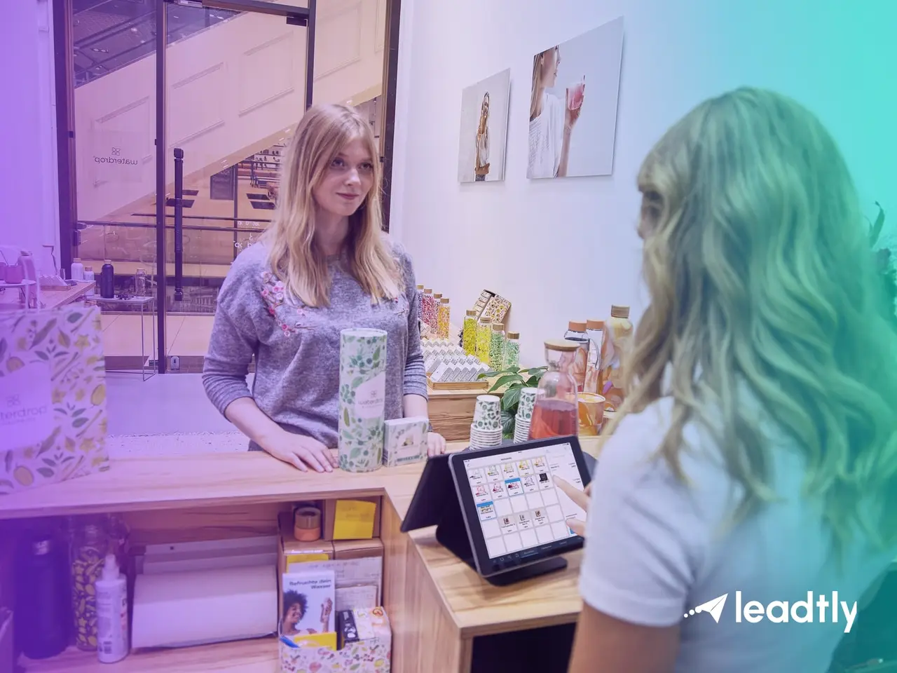 Equipo de ventas atendiendo con una tableta
