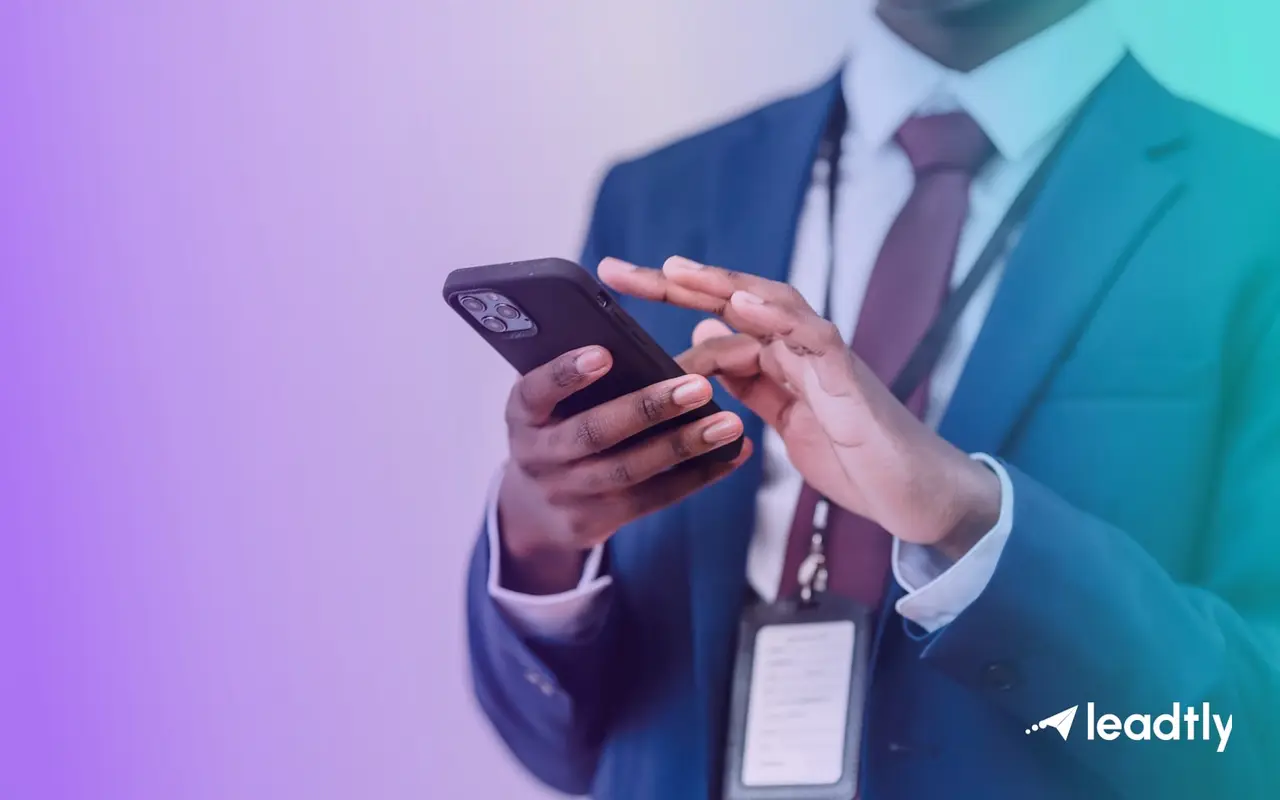 Una persona con traje escribe en su celular